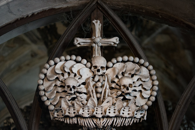 L'ossuaire de Sedlec, une église décorée des ossements de 40.000 personnes ossuaire de sedlec eglise decoree des ossements de 40000 personnes 14 ossuaire-de-sedlec-eglise-decoree-des-ossements-de-40000-personnes-14