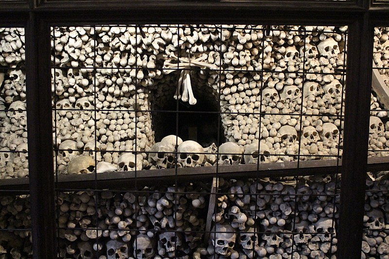 L'ossuaire de Sedlec, une église décorée des ossements de 40.000 personnes ossuaire de sedlec eglise decoree des ossements de 40000 personnes 5 ossuaire-de-sedlec-eglise-decoree-des-ossements-de-40000-personnes-5