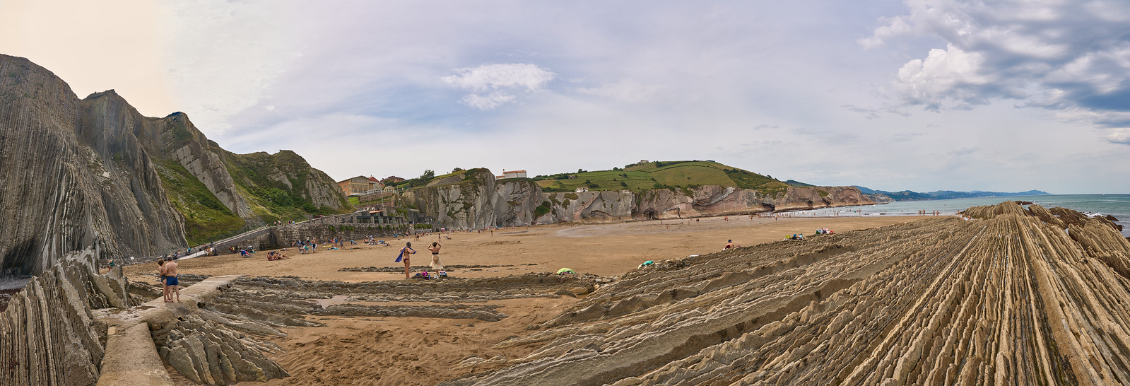 Panorama du flysch sur la plage de Zumaia Panorama des strates du flysch sur la plage de Zumaia au Pays basque espagnol