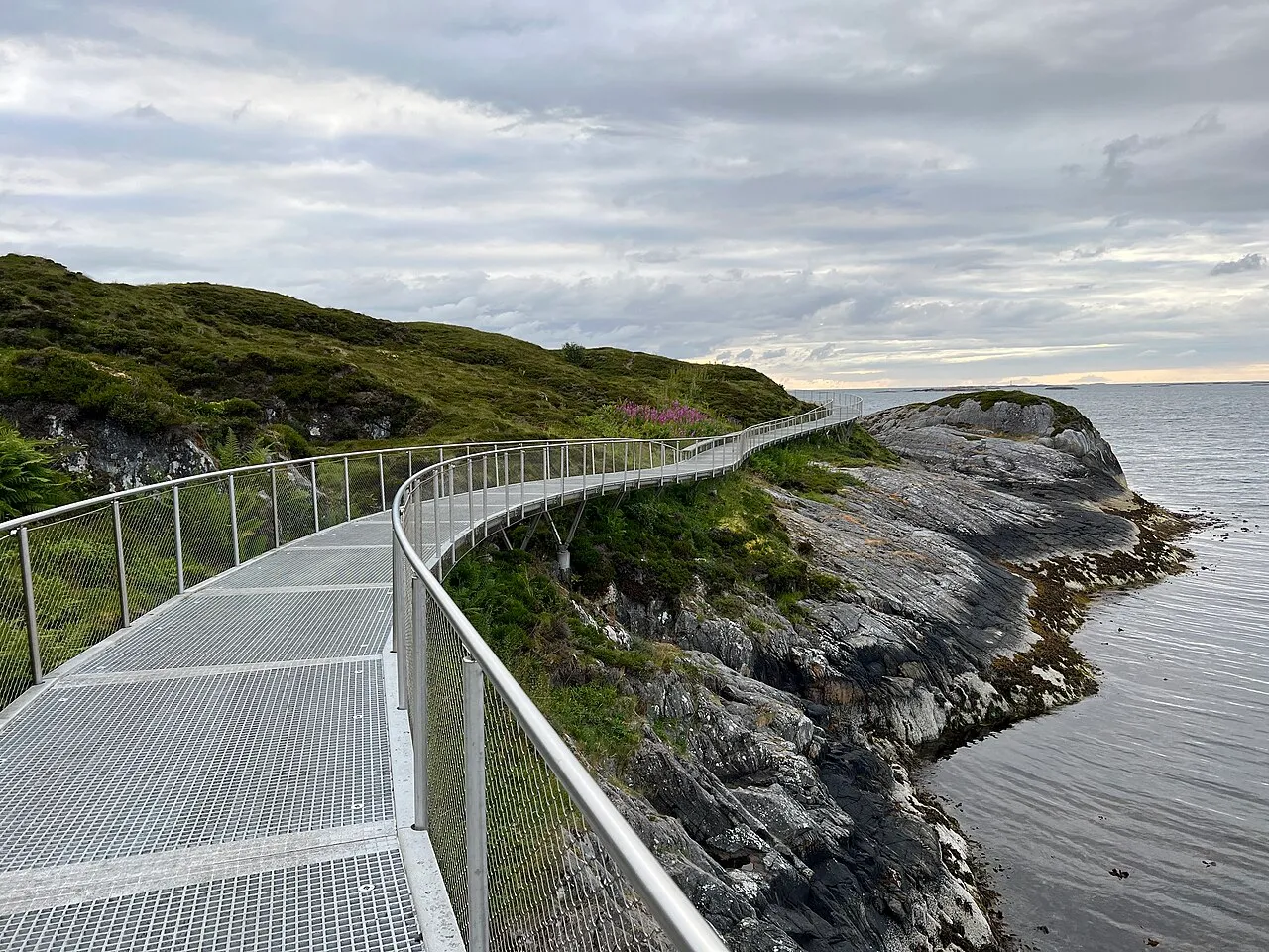 Passerelle surélevée faisant le tour de l’île d’Eldhusøya en Norvège Passerelle surélevée faisant le tour de l’île d’Eldhusøya en Norvège