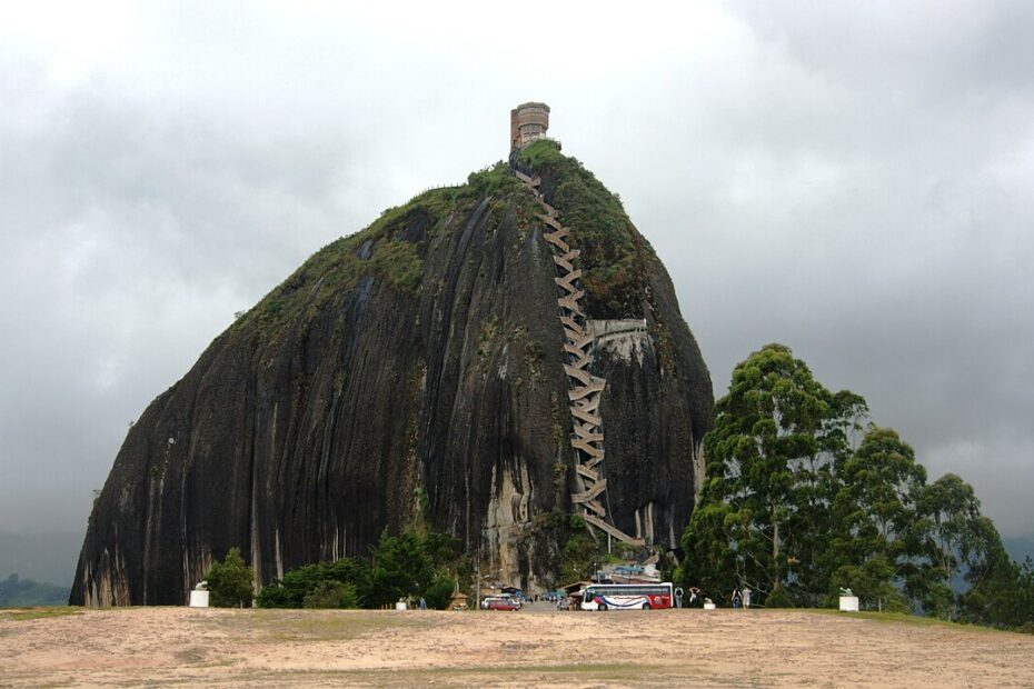 Rocher de Guatapé : la Piedra del Peñol et ses plus de 700 marches rocher guatape piedra del penol colombie Vue générale du rocher de Guatapé et de son escalier en zigzag en Colombie