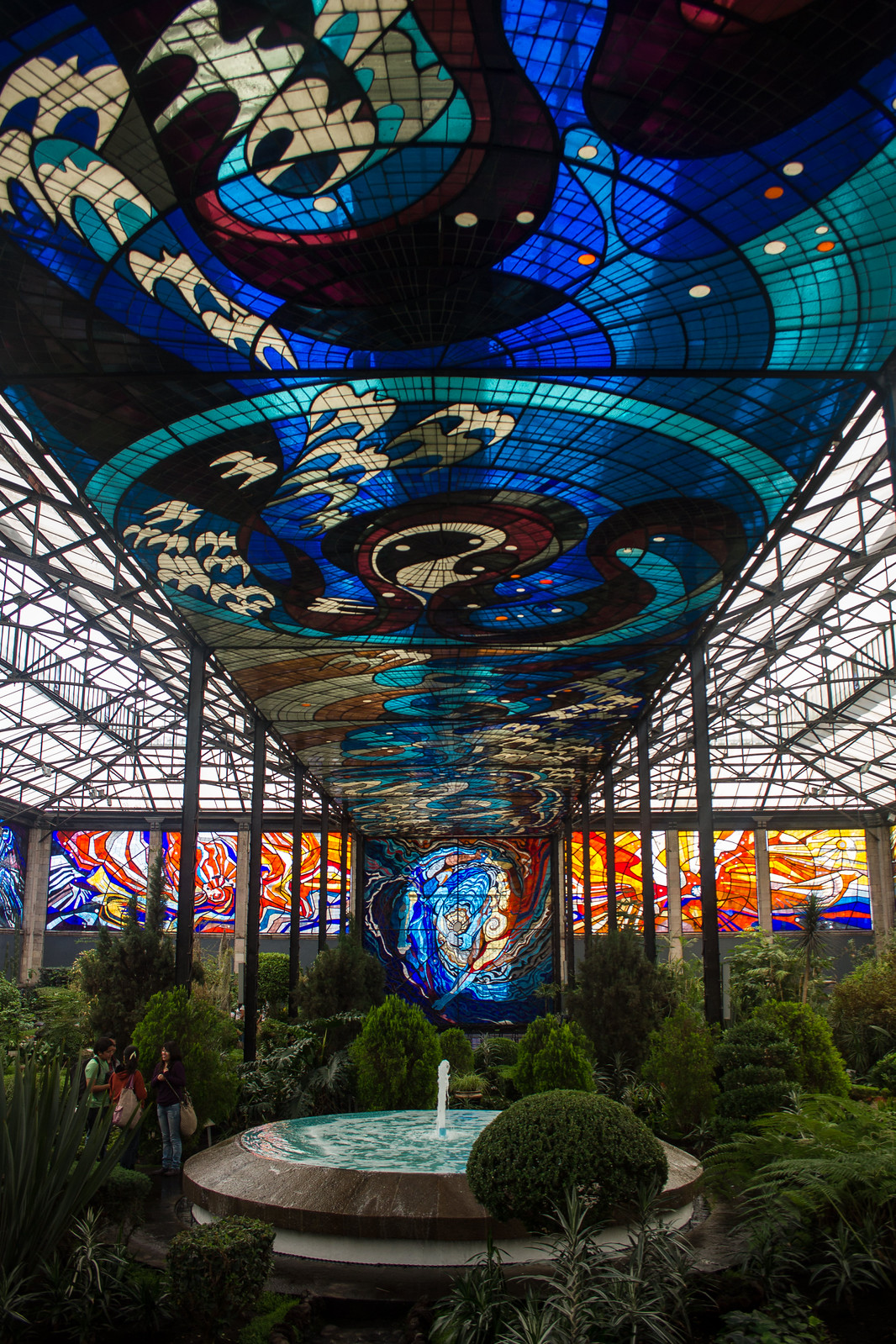 Vitraux monumentaux de Leopoldo Flores dans le Cosmovitral de Toluca Vitraux monumentaux de Leopoldo Flores dans le Cosmovitral de Toluca
