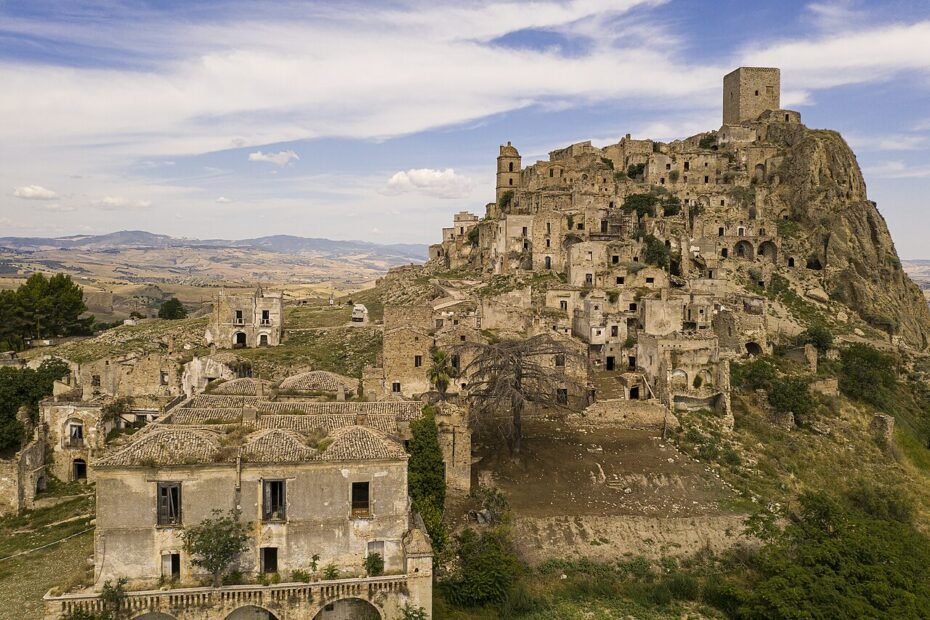 Craco, le village fantôme italien abandonné après des glissements de terrain craco village fantome drone basilicate Vue aérienne du village fantôme de Craco en Basilicate