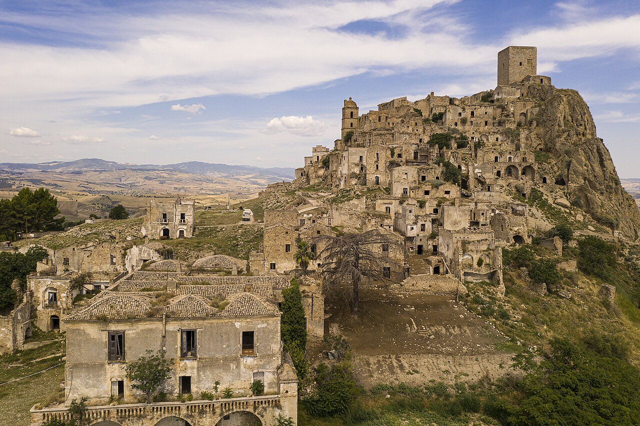 Vue aérienne du village fantôme de Craco en Basilicate Vue aérienne du village fantôme de Craco en Basilicate