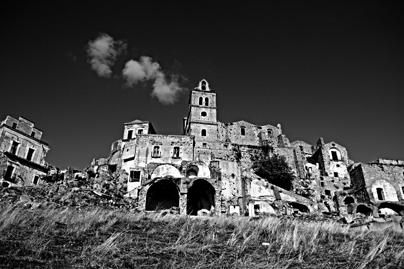 Craco village médiéval fantôme craco village medieval abandonne fantome italie 3 craco-village-medieval-abandonne-fantome-italie-3