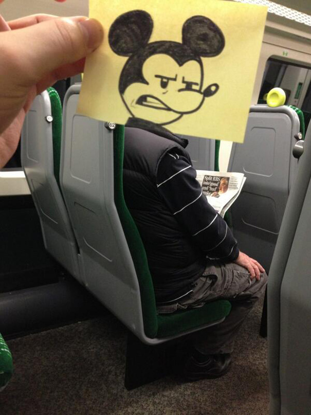 Il dessine aux autres passagers des visages sur des post-it october jones dessine des visages sur des post it des autres passagers des transports en commun mickey october-jones-dessine-des-visages-sur-des-post-it-des-autres-passagers-des-transports-en-commun-mickey