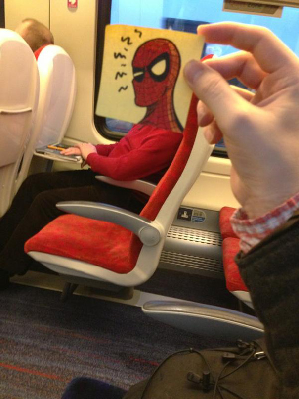 Il dessine aux autres passagers des visages sur des post-it october jones dessine des visages sur des post it des autres passagers des transports en commun spiderman october-jones-dessine-des-visages-sur-des-post-it-des-autres-passagers-des-transports-en-commun-spiderman