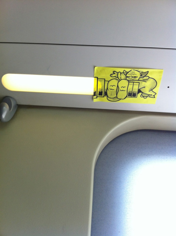 Il dessine aux autres passagers des visages sur des post-it october jones dessine des visages sur des post it des autres passagers des transports en commun yoda october-jones-dessine-des-visages-sur-des-post-it-des-autres-passagers-des-transports-en-commun-yoda