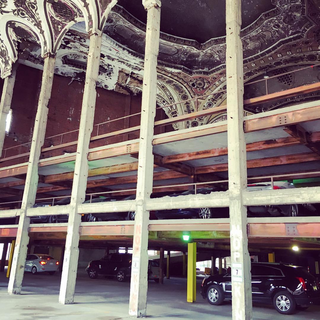 Voitures et niveaux de parking dans l'ancien Michigan Theatre de Detroit Voitures et niveaux de parking dans l'ancien Michigan Theatre de Detroit