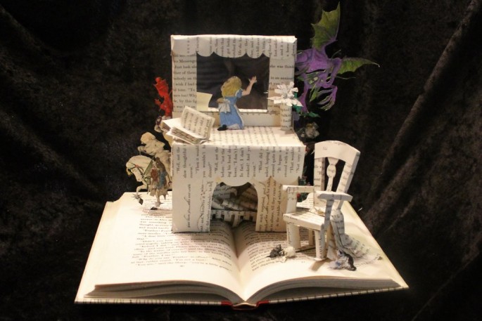 Des sculptures de livres déchirés par Jodi Harvey Brown sculptures de livres dechires par jodi harvey brown alice au pays des merveilles 2 sculptures-de-livres-dechirés-par-jodi-harvey-brown-alice-au-pays-des-merveilles-2