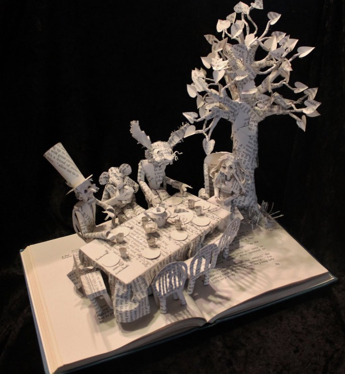 Des sculptures de livres déchirés par Jodi Harvey Brown sculptures de livres dechires par jodi harvey brown alice au pays des merveilles sculptures-de-livres-dechirés-par-jodi-harvey-brown-alice-au-pays-des-merveilles