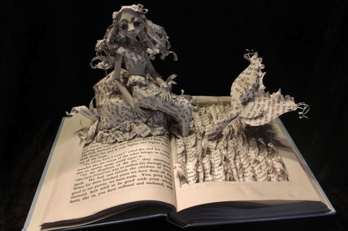 Des sculptures de livres déchirés par Jodi Harvey Brown sculptures de livres dechires par jodi harvey brown la petite sirene sculptures-de-livres-déchirés-par-jodi-harvey-brown-la-petite-sirene