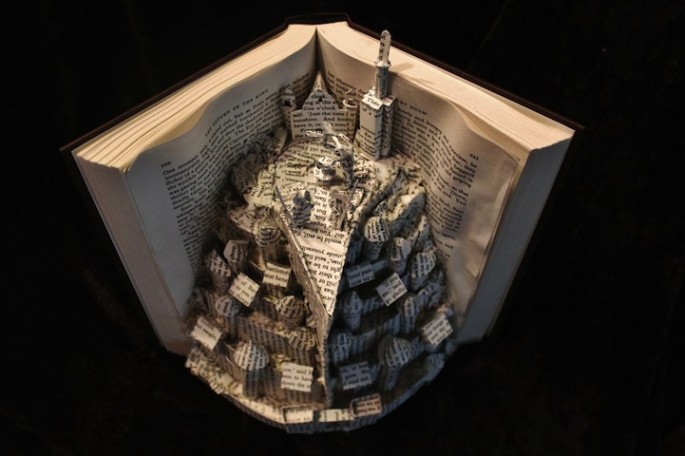 Des sculptures de livres déchirés par Jodi Harvey Brown sculptures de livres dechires par jodi harvey brown minas tirith le seigneur des sculptures-de-livres-dechires-par-jodi-harvey-brown-minas-tirith-le-seigneur-des-anneaux