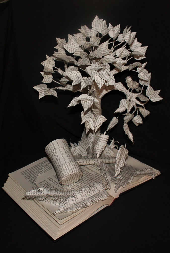 Des sculptures de livres déchirés par Jodi Harvey Brown sculptures de livres dechires par jodi harvey brown ne tirez pas sur l oiseau moqueur 2 sculptures-de-livres-dechires-par-jodi-harvey-brown-ne-tirez-pas-sur-l-oiseau-moqueur-2
