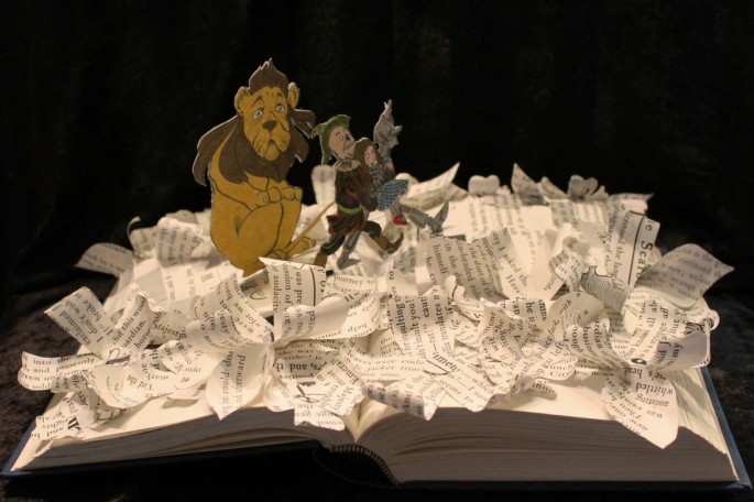 Des sculptures de livres déchirés par Jodi Harvey Brown sculptures de livres dechires par jodi harvey brownle magicien d oz sculptures-de-livres-déchirés-par-jodi-harvey-brownle-magicien-d-oz