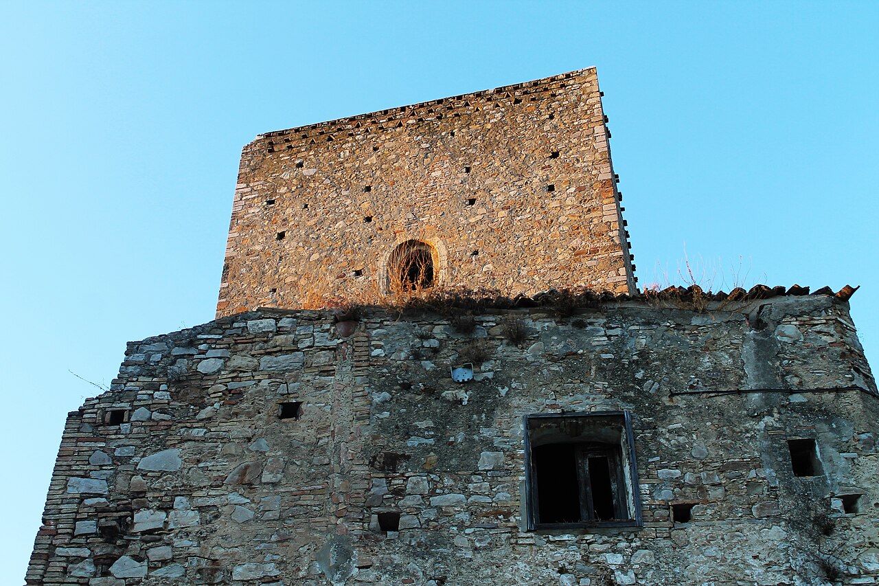 Tour normande dominant le village fantôme de Craco en Italie Tour normande dominant le village fantôme de Craco en Italie