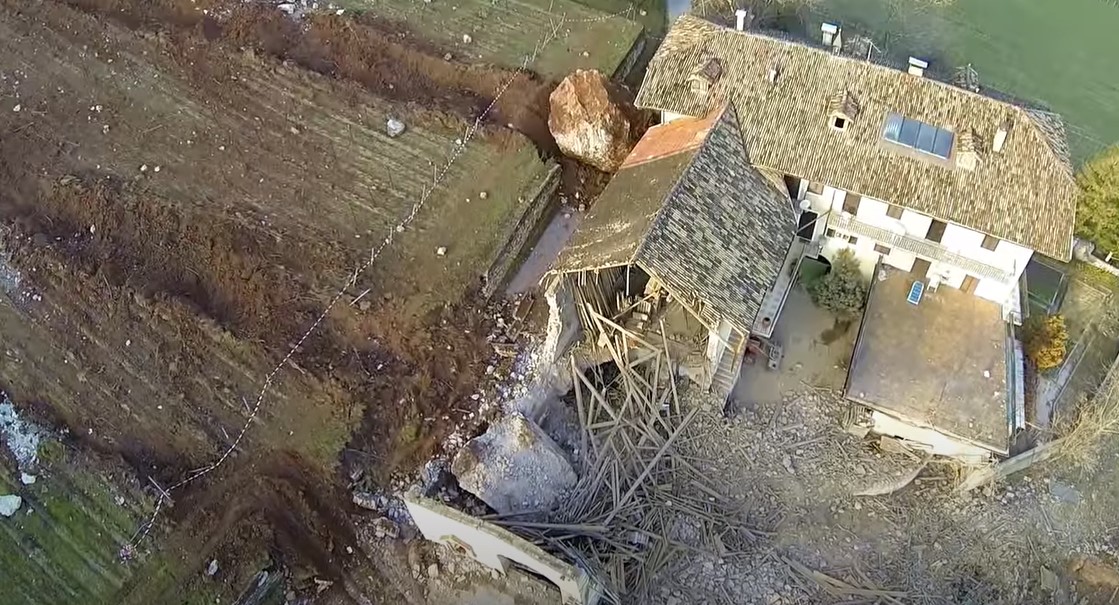 Une impressionnante chute de rochers détruit une grange une impressionnante chute de rochers detruit une grange 2 une-impressionnante-chute-de-rochers-detruit-une-grange-2