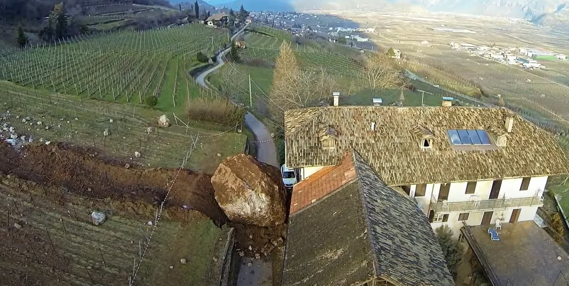 Une impressionnante chute de rochers détruit une grange une impressionnante chute de rochers detruit une grange une-impressionnante-chute-de-rochers-detruit-une-grange