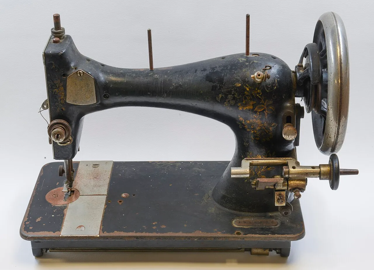 ancienne machine coudre singer detail détail du mécanisme et des décors d’une ancienne machine à coudre Singer noire