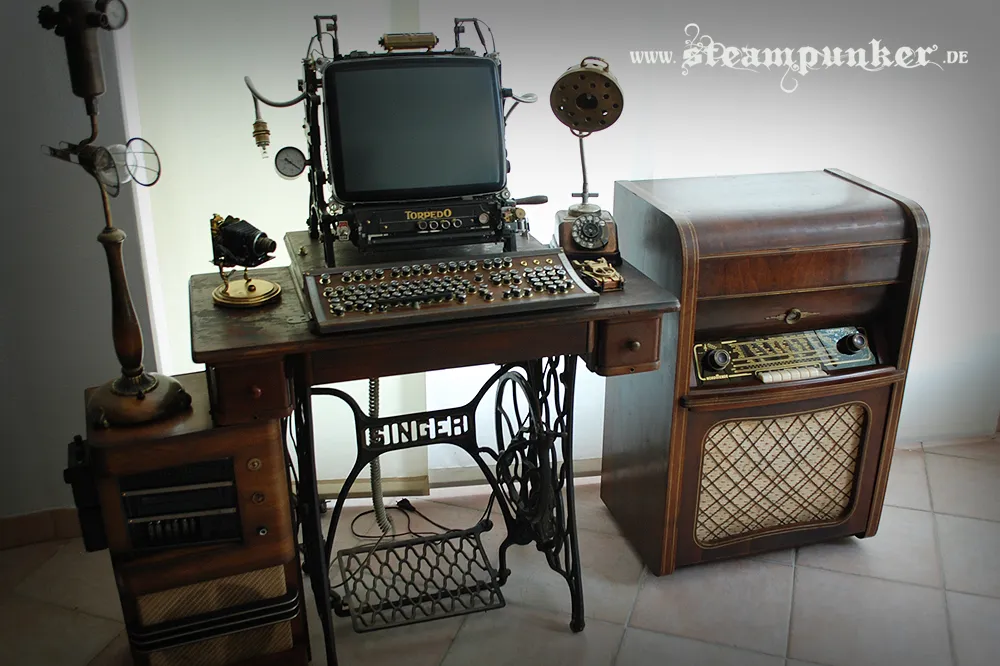 bureau informatique steampunk fabriqué avec une ancienne machine à coudre Singer bureau informatique steampunk fabriqué avec une ancienne machine à coudre Singer