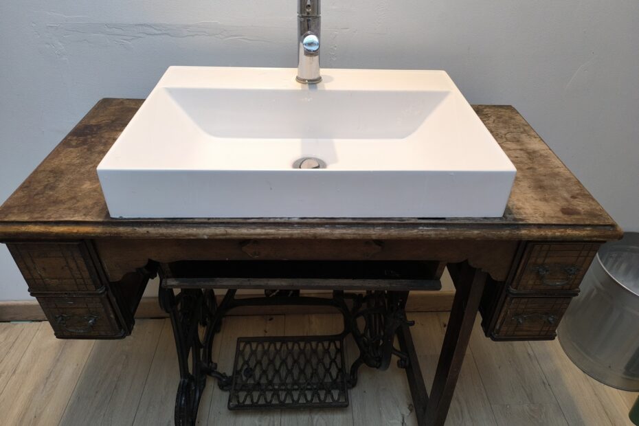 60 idées pour recycler une vieille machine à coudre machine coudre singer transformee meuble lavabo vieille machine à coudre Singer transformée en meuble lavabo avec une vasque
