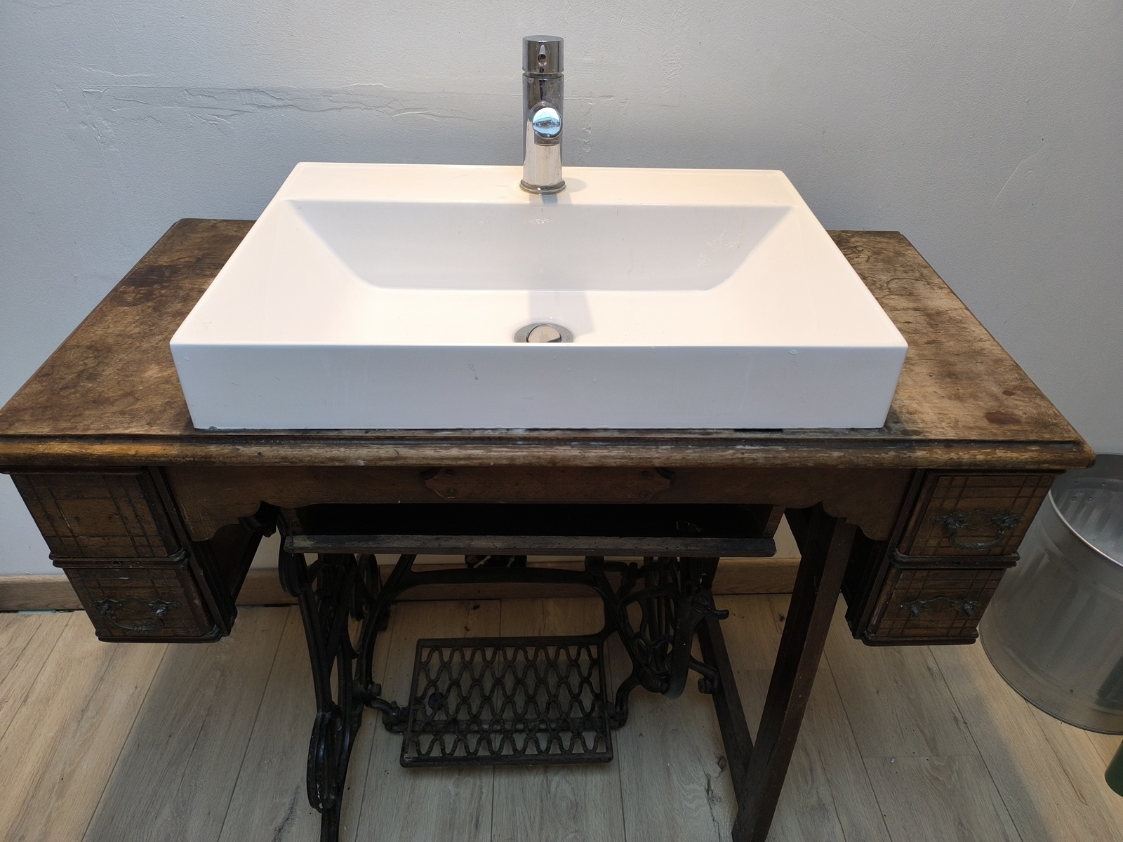 machine coudre singer transformee meuble lavabo vieille machine à coudre Singer transformée en meuble lavabo avec une vasque