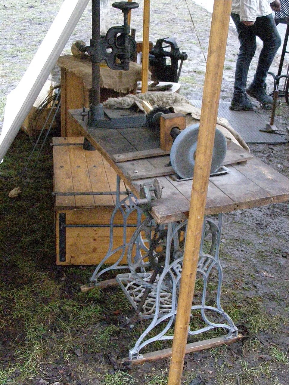ancien piètement de machine à coudre transformé en support pour une meule de forgeron ancien piètement de machine à coudre transformé en support pour une meule de forgeron