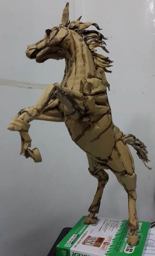 Iron Man en carton et autres sculptures par Zhongkai Xiang sculptures en carton par zhongkai xiang cheval sculptures-en-carton-par-zhongkai-xiang-cheval
