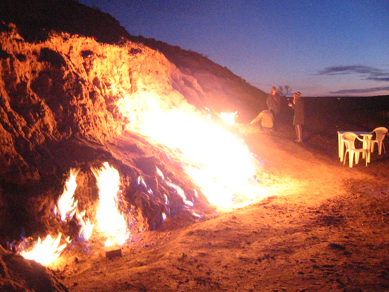 Yanar Dag, la montagne de feu Yanar Dag la montagne de feu d azerbaidjan 3 Yanar-Dag-la-montagne-de-feu-d-azerbaidjan-3