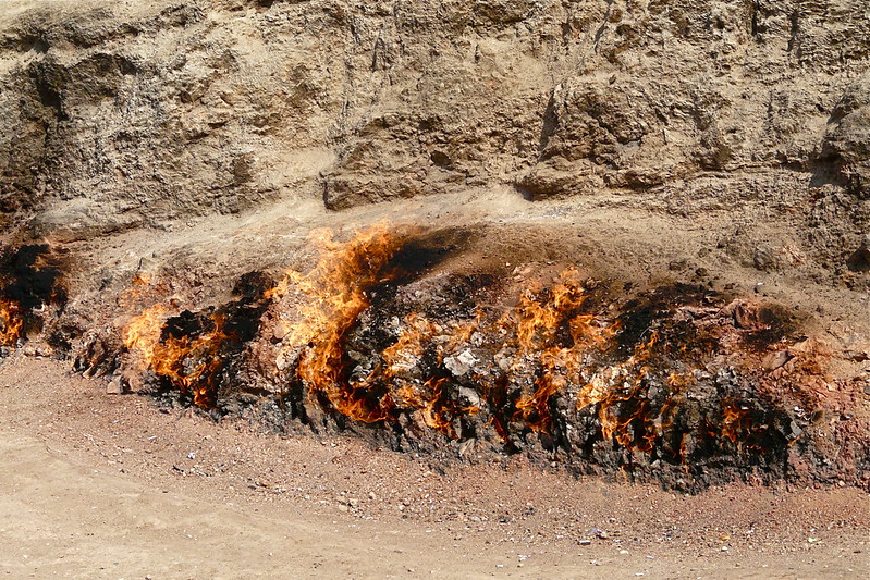 Yanar Dag, la montagne de feu Yanar Dag la montagne de feu d azerbaidjan 6 Yanar-Dag-la-montagne-de-feu-d-azerbaidjan-6