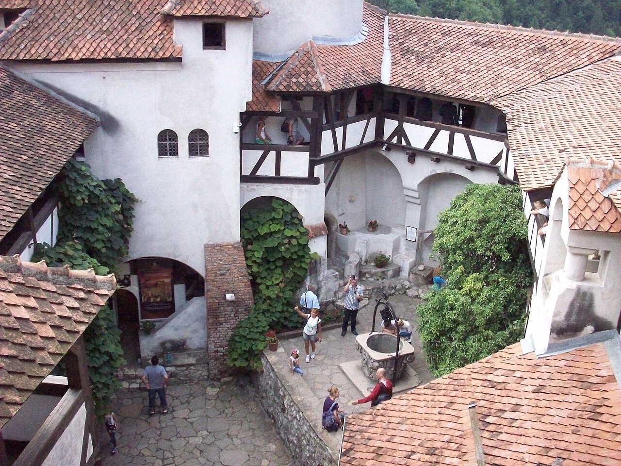 Cour intérieure du château de Bran en Roumanie Cour intérieure du château de Bran en Roumanie