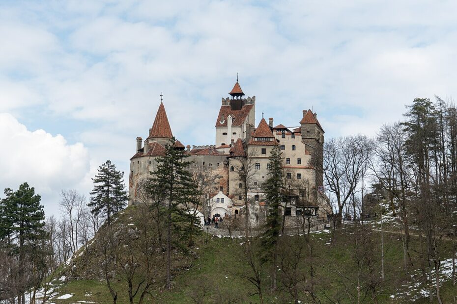 Le château de Bran en Roumanie, le vrai-faux château de Dracula chateau bran dracula transylvanie roumanie Château de Bran en Transylvanie, surnommé château de Dracula