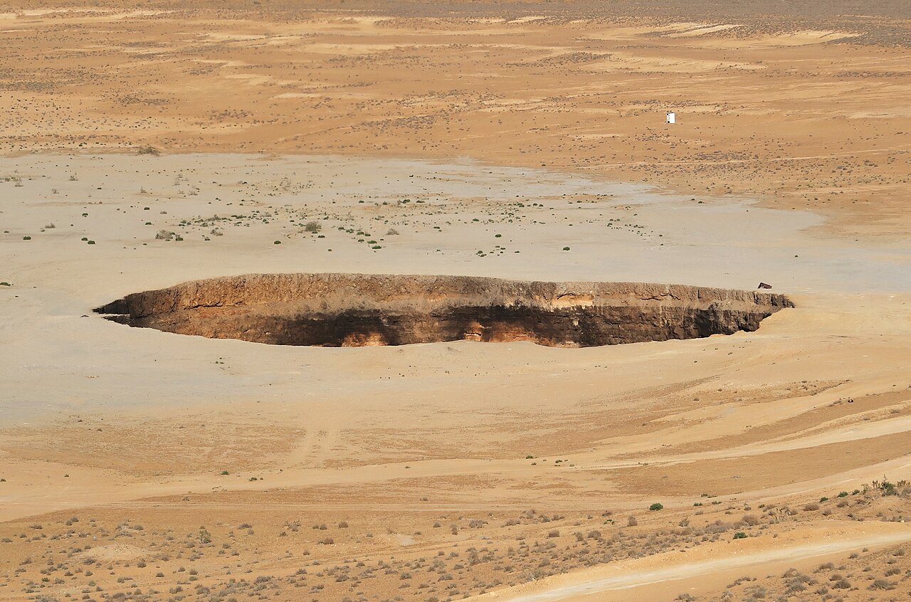cratere darvaza jour turkmenistan Cratère de Darvaza vu de jour dans le désert du Karakoum au Turkménistan