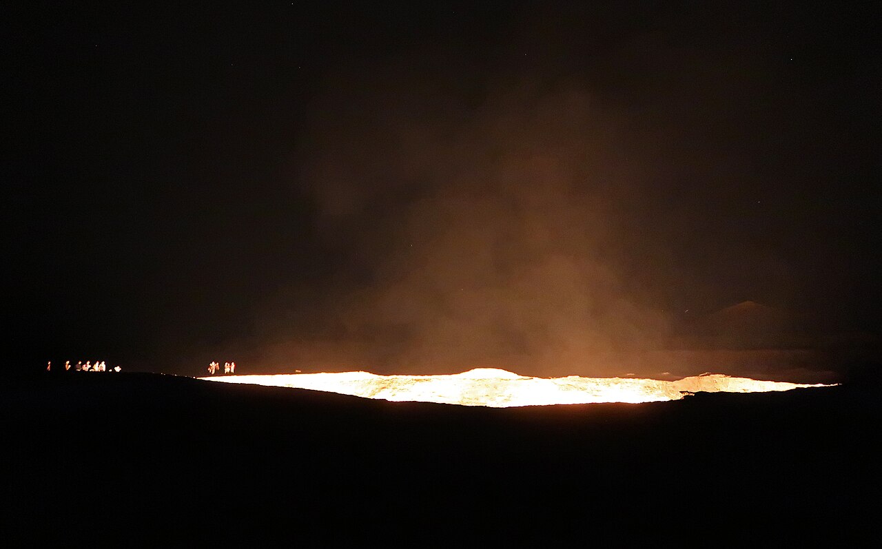 Flammes dans le cratère de Darvaza au Turkménistan en 2018 Flammes dans le cratère de Darvaza au Turkménistan en 2018