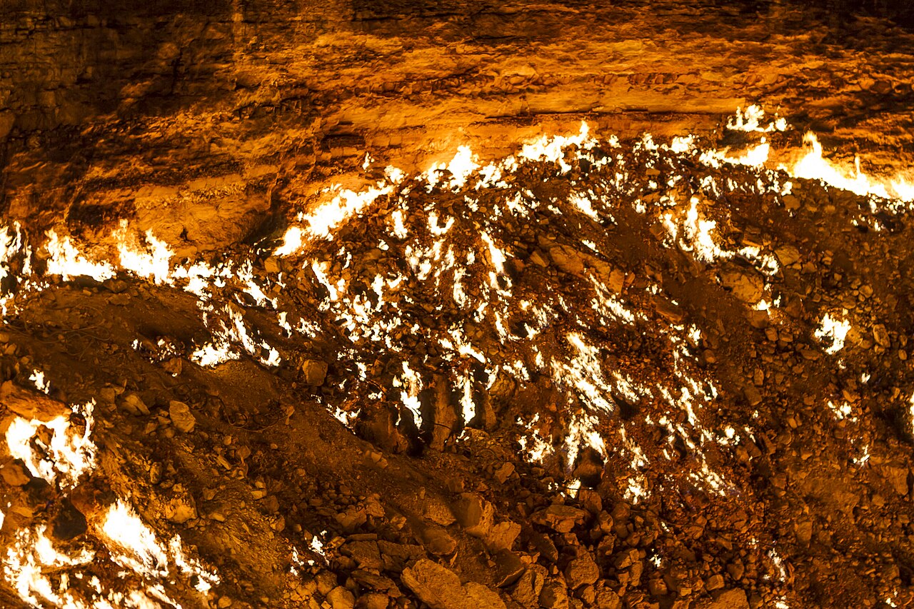 Flammes et fissures à l’intérieur du cratère de Darvaza Flammes et fissures à l’intérieur du cratère de Darvaza