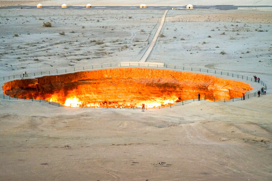 Darvaza, la porte de l’enfer du Turkménistan le cratere de darvaza porte de l enfer 3 1 le cratere de darvaza porte de l enfer 3