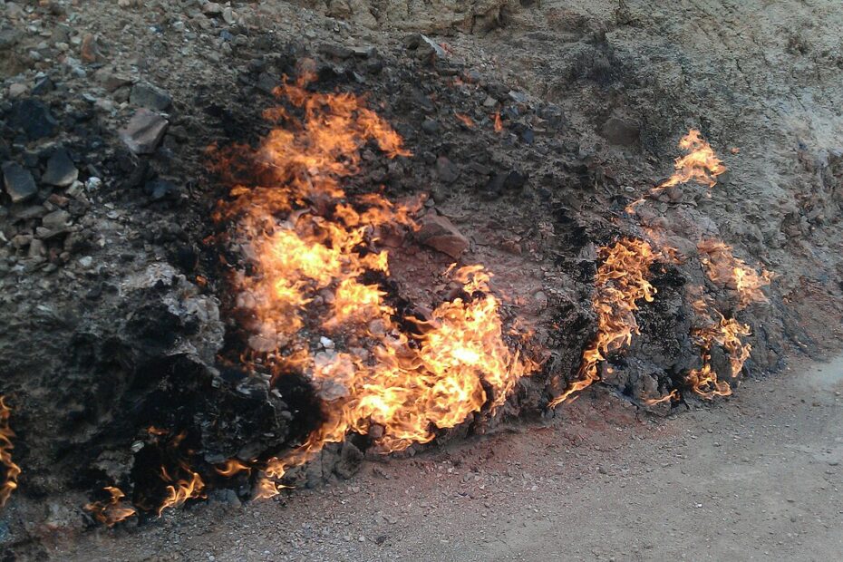 Yanar Dag, la montagne de feu yanar dag montagne de feu azerbaidjan Flammes naturelles de Yanar Dag, la montagne de feu en Azerbaïdjan