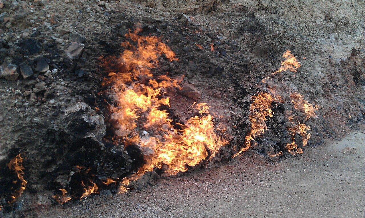 yanar dag montagne de feu azerbaidjan Flammes naturelles de Yanar Dag, la montagne de feu en Azerbaïdjan
