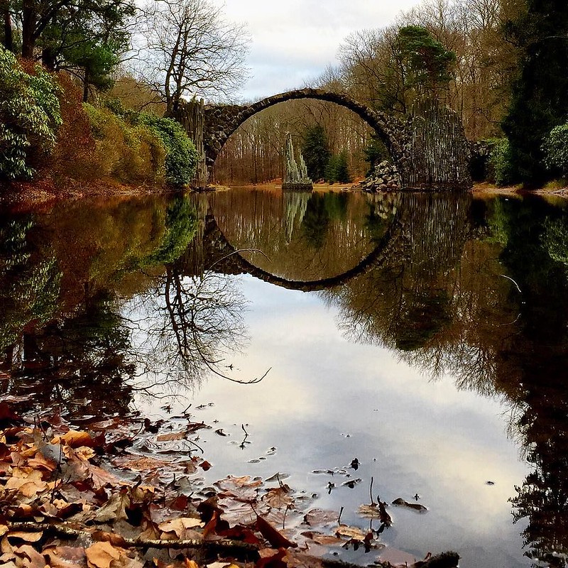 Rakotzbrücke : le pont avec son reflet forment un cercle parfait Rakotzbrucke pont du diable pont avec son reflet illusion cercle parfait 11 Rakotzbrucke-pont-du-diable-pont-avec-son-reflet-illusion-cercle-parfait-11