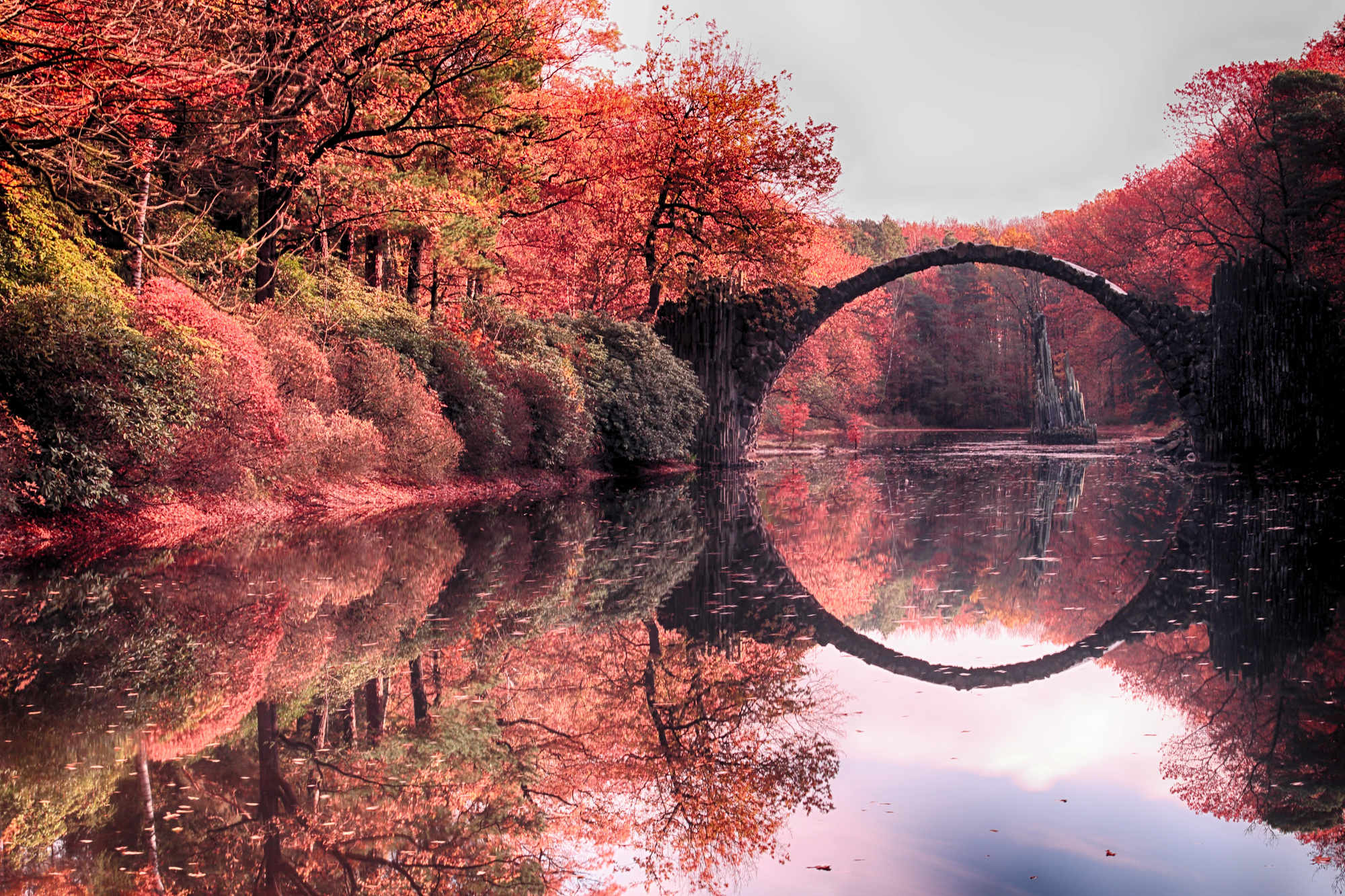 Rakotzbrucke pont du diable pont avec son reflet illusion cercle parfait 12 Rakotzbrucke pont du diable pont avec son reflet illusion cercle parfait 12