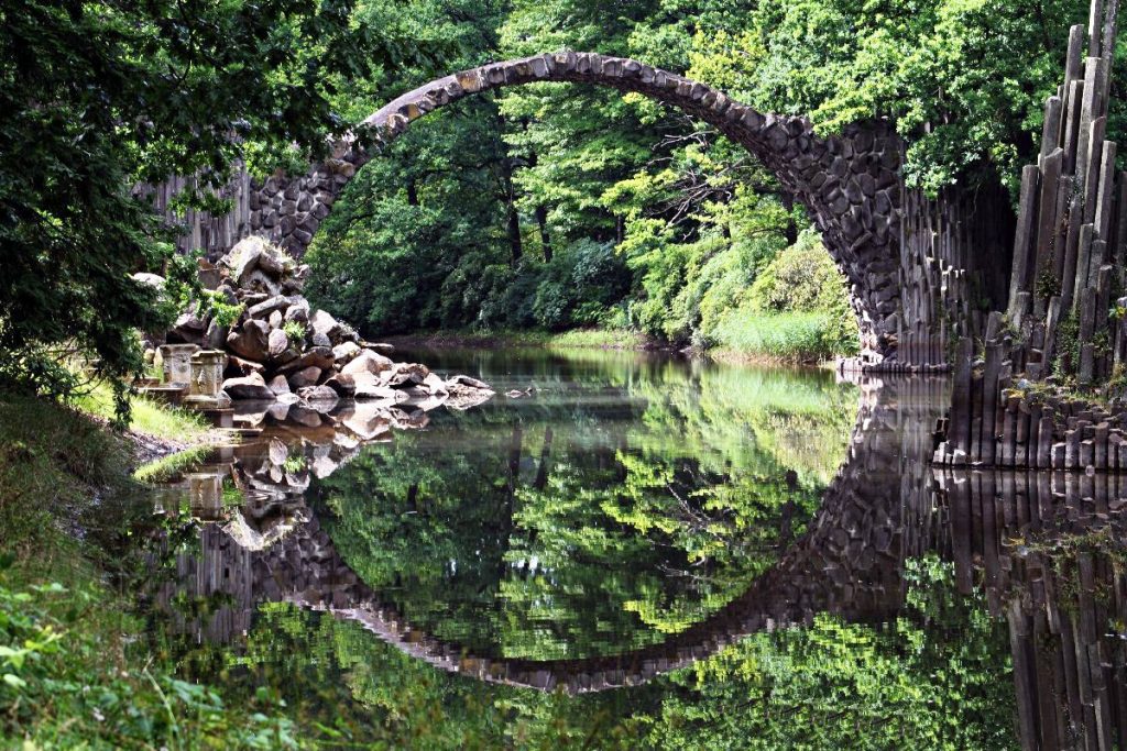 Rakotzbrücke : le pont avec son reflet forment un cercle parfait Rakotzbrucke pont du diable pont avec son reflet illusion cercle parfait 3 Rakotzbrucke-pont-du-diable-pont-avec-son-reflet-illusion-cercle-parfait-3