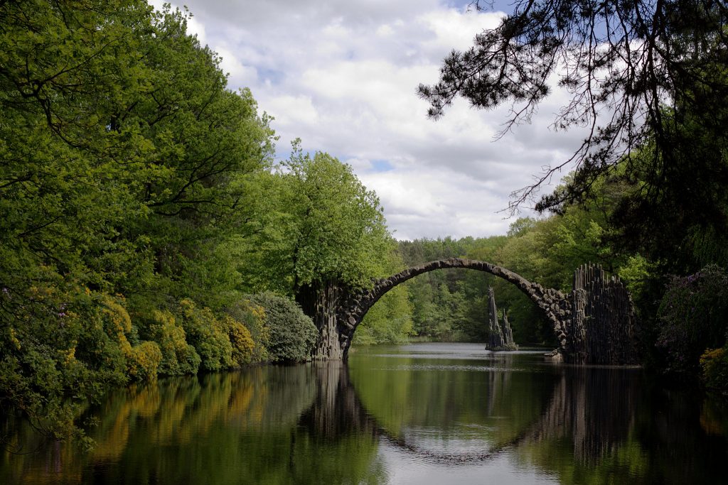 Rakotzbrücke : le pont avec son reflet forment un cercle parfait Rakotzbrucke pont du diable pont avec son reflet illusion cercle parfait 4 Rakotzbrucke-pont-du-diable-pont-avec-son-reflet-illusion-cercle-parfait-4