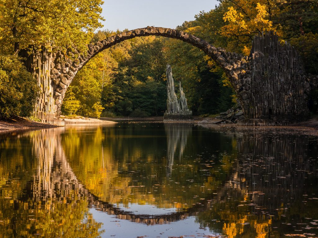 Rakotzbrücke : le pont avec son reflet forment un cercle parfait Rakotzbrucke pont du diable pont avec son reflet illusion cercle parfait 7 Rakotzbrucke-pont-du-diable-pont-avec-son-reflet-illusion-cercle-parfait-7