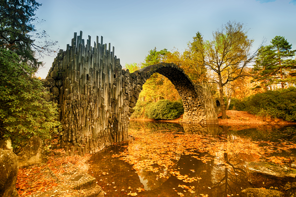 Rakotzbrücke : le pont avec son reflet forment un cercle parfait Rakotzbrucke pont du diable pont avec son reflet illusion cercle parfait kromlau Gablenz allemagne 1 Rakotzbrucke-pont-du-diable-pont-avec-son-reflet-illusion-cercle-parfait-kromlau-Gablenz-allemagne-1.