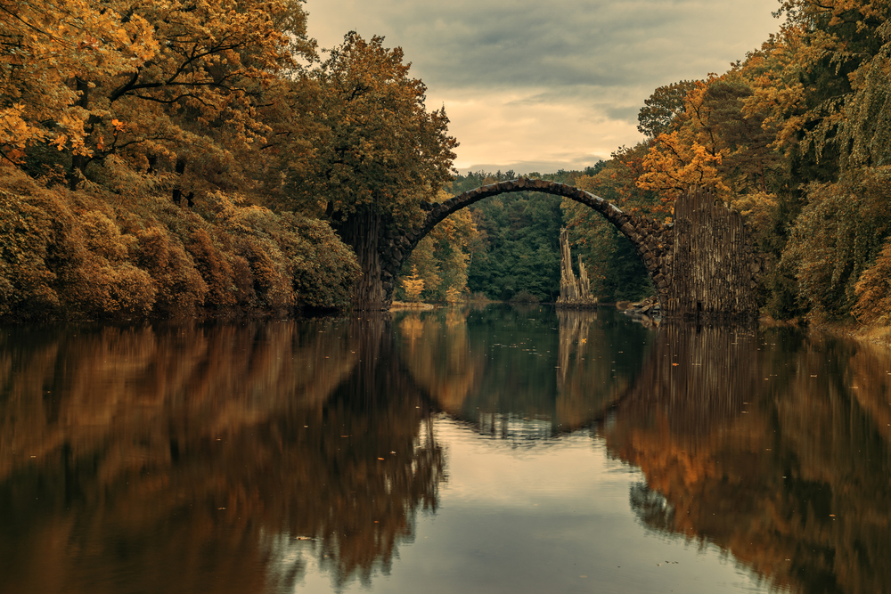 Rakotzbrücke : le pont avec son reflet forment un cercle parfait Rakotzbrucke pont du diable pont avec son reflet illusion cercle parfait kromlau Gablenz allemagne 2 Rakotzbrucke-pont-du-diable-pont-avec-son-reflet-illusion-cercle-parfait-kromlau-Gablenz-allemagne-2