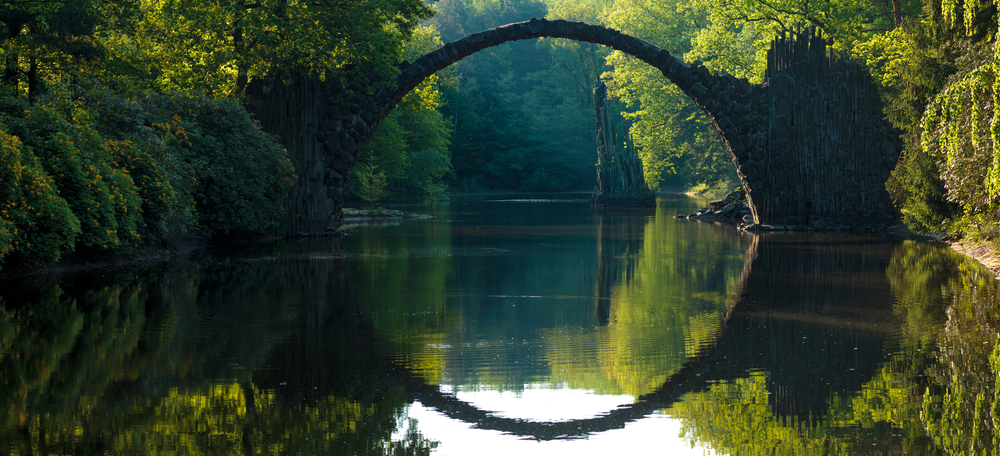 Rakotzbrücke : le pont avec son reflet forment un cercle parfait Rakotzbrucke pont du diable pont avec son reflet illusion cercle parfait kromlau Gablenz allemagne 5 Rakotzbrucke-pont-du-diable-pont-avec-son-reflet-illusion-cercle-parfait-kromlau-Gablenz-allemagne-5