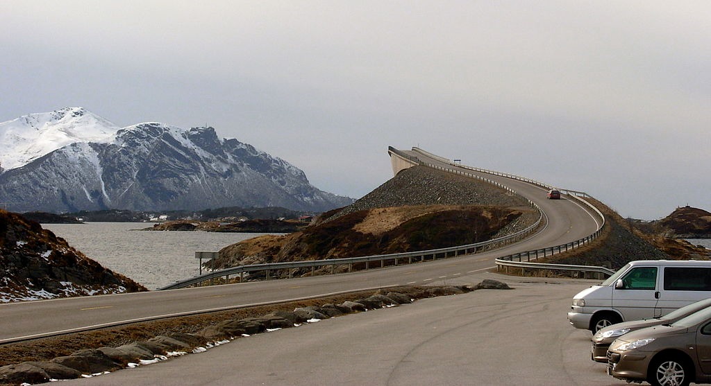Storseisundet le pont qui donne l'illusion d'aller dans le vide Storseisundet le pont qui chute dans le vide pont saoul 1 1 Storseisundet-le-pont-qui-chute-dans-le-vide-pont-saoul-1