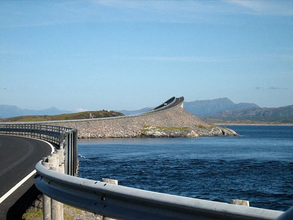 Storseisundet le pont qui donne l'illusion d'aller dans le vide Storseisundet le pont qui chute dans le vide pont saoul route de l atlantique norvege 1 Storseisundet-le-pont-qui-chute-dans-le-vide-pont-saoul-route-de-l-atlantique-norvege-1