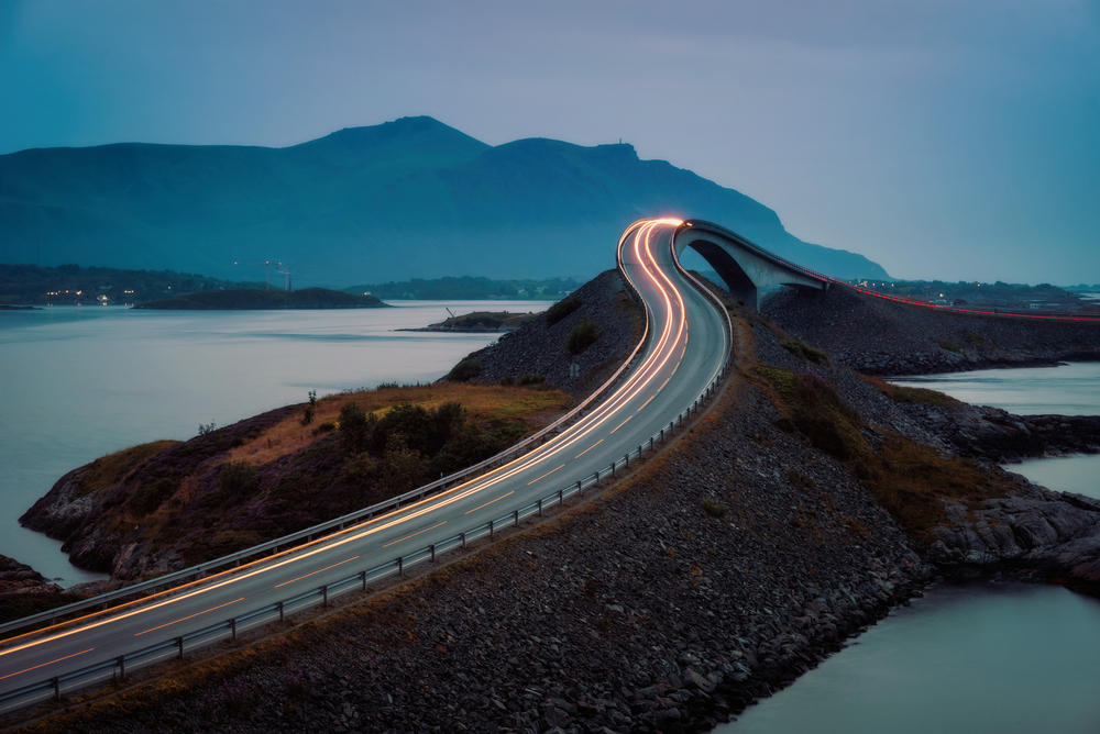 Storseisundet le pont qui donne l'illusion d'aller dans le vide Storseisundet le pont qui chute dans le vide pont saoul route de l atlantique norvege 2 Storseisundet-le-pont-qui-chute-dans-le-vide-pont-saoul-route-de-l-atlantique-norvege-2
