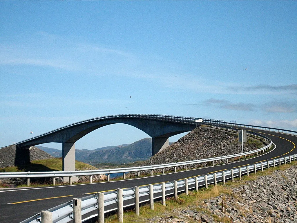 Storseisundet le pont qui donne l'illusion d'aller dans le vide Storseisundet le pont qui chute dans le vide pont saoul route de l atlantique norvege 4 Storseisundet-le-pont-qui-chute-dans-le-vide-pont-saoul-route-de-l-atlantique-norvege-4